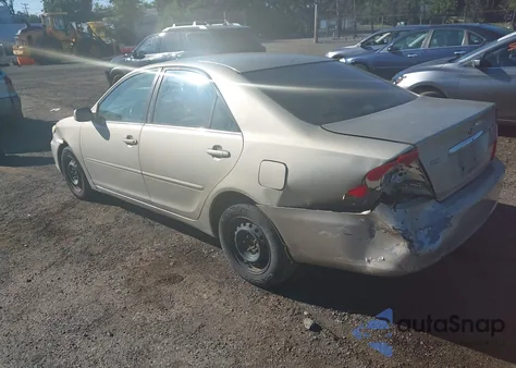 2004 Toyota Camry Le z USA, uszkodzony, nr VIN 4T1BE32K44U932030